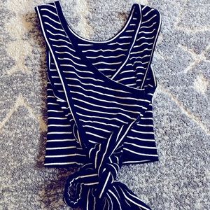 Super cute, close to new crop top!